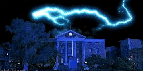 O raio atingindo o relógio da torre de Hill Valley, com as faíscas descendo pela fachada.