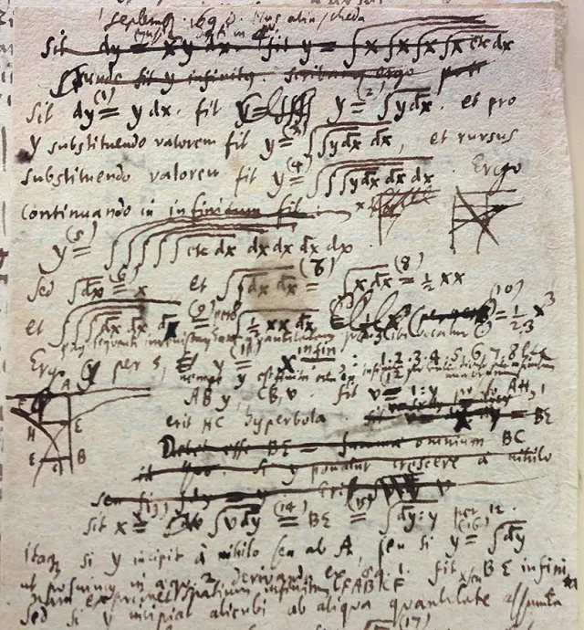 Folha manuscrita de Leibniz, tinta marrom sobre papel amarelado: linhas de cálculo com sinais de integral encadeados e diferenciais dx, com rasuras e um pequeno diagrama de hipérbole à margem.