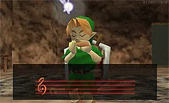 Link criança tocando a ocarina na clareira da floresta, com as notas aparecendo embaixo.