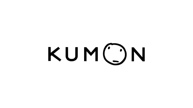 O logotipo do Kumon: o nome em letras pretas sobre fundo branco, com o rosto pensando no lugar do O.