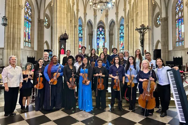 Orquestra do Centro de Artes Suzuki de Petrópolis no altar da Catedral de Petrópolis, com violinos, violas, violoncelo e teclado, após o Concerto das Bodas de Coral.