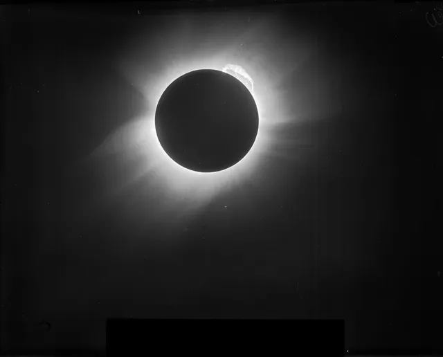 A placa original do eclipse de 29 de maio de 1919, em Sobral: Einstein previu um desvio, a placa mediu - a previsão entregue ao juiz antes da resposta
