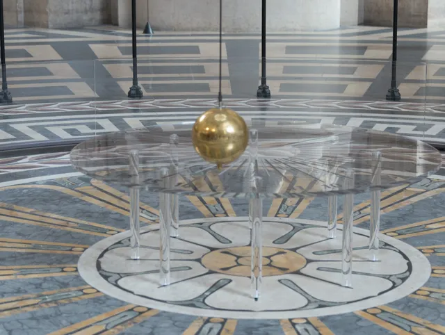 O pêndulo de Foucault no Panthéon de Paris: o experimento que mostra a Terra girando a quem tiver paciência de olhar