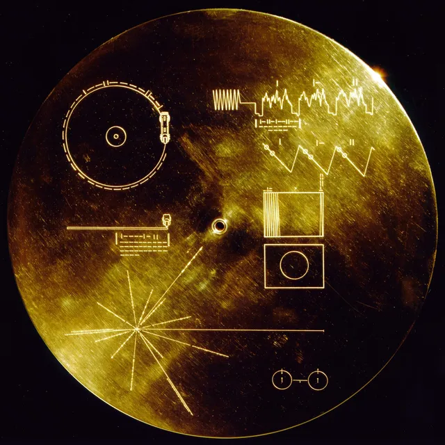 A capa do Disco de Ouro da Voyager, com as instrucoes gravadas da propria decodificacao