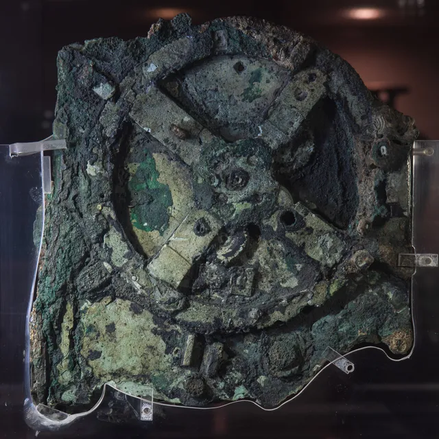 Fragmento A do mecanismo de Anticítera, c. 100 a.C. - a máquina mais antiga que se conhece que calcula