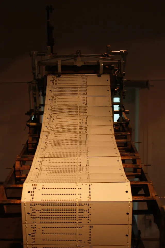 A corrente de cartões perfurados de um tear de Jacquard: o programa antes do computador