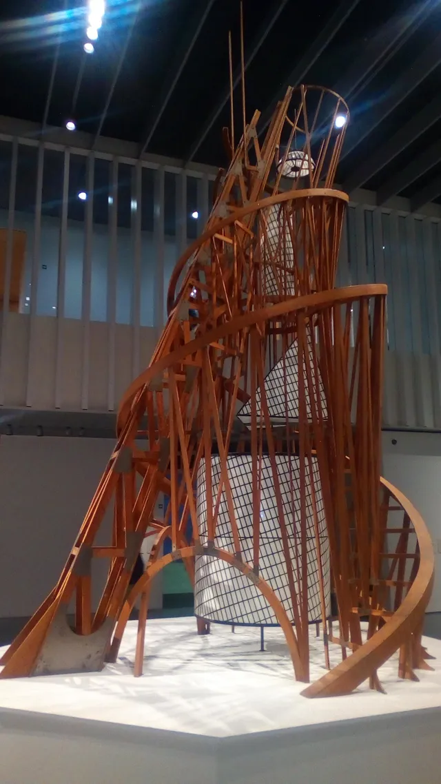 Maquete da Torre de Tatlin, o Monumento à Terceira Internacional, 1919-1920: um manifesto em forma construída, projetado para girar, nunca conferido, nunca erguido
