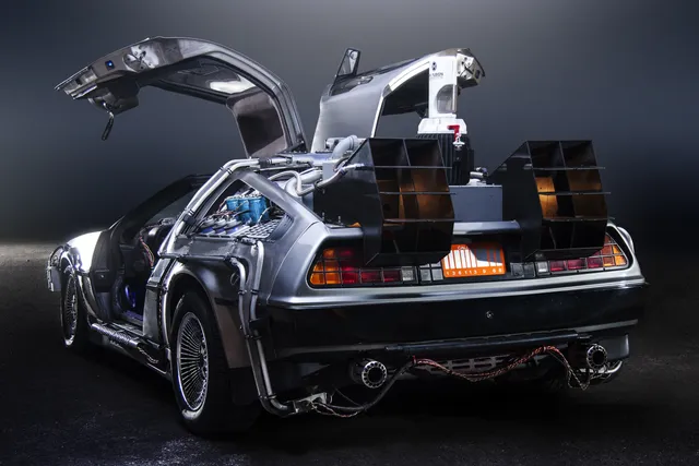 A replica do DeLorean-maquina-do-tempo de 'De Volta para o Futuro', portas abertas, condensador de fluxo e Mr. Fusion a vista