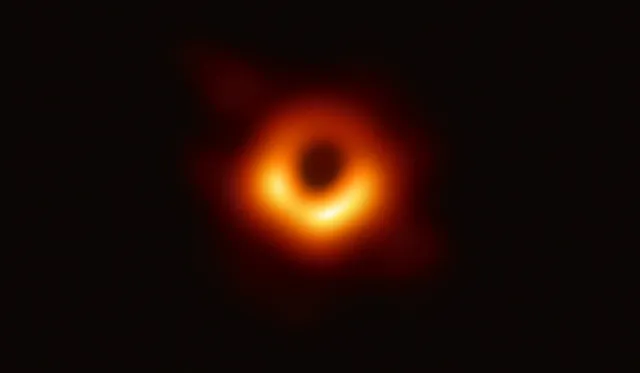 A primeira imagem de um buraco negro, M87*, 2019 - reconstrucao de dados de oito radiotelescopios, nao fotografia